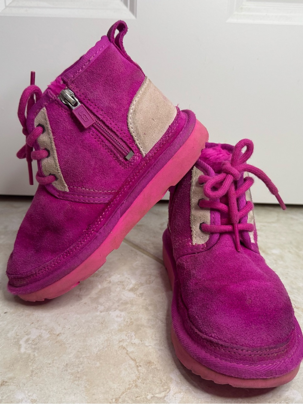UGG Neumel
Graphic Outline Chukka Boots Fuchsia Hot Pink Zip Tie Size 12